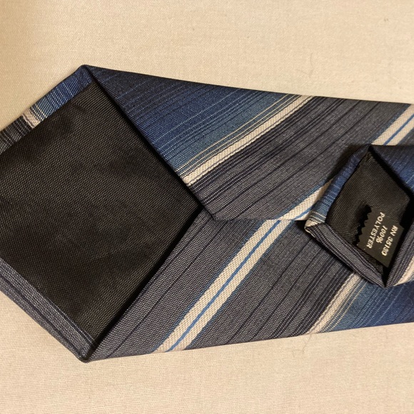 Men’s clip tie Like new 17 and a half inches long - Picture 8 of 8